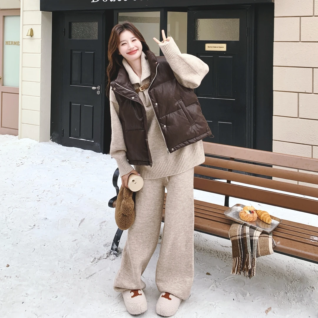 慵懒燕麦色针织套装女秋冬2025新款学院风百搭咖色羽绒马甲三件套