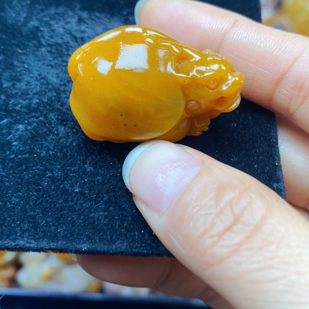 未镶嵌石英质玉（黄龙玉）颈饰