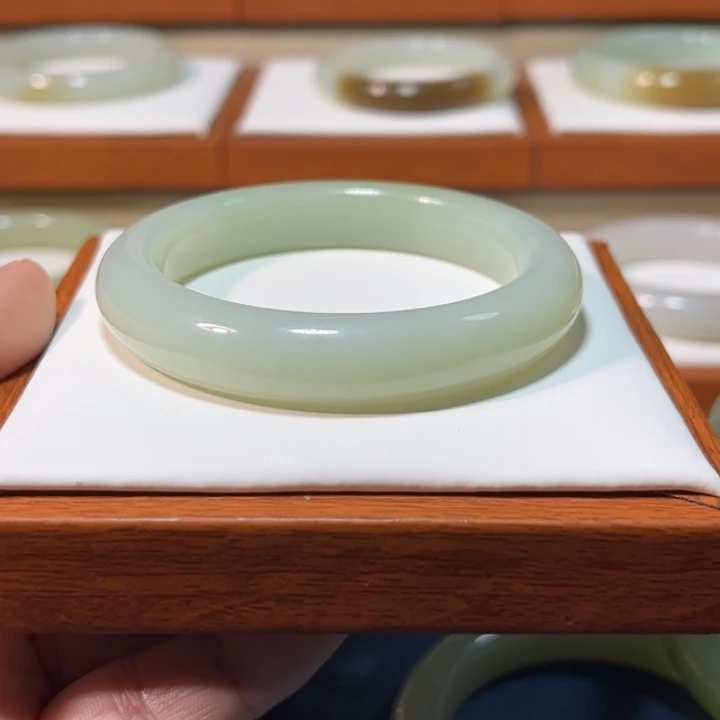 和田玉未镶嵌手镯