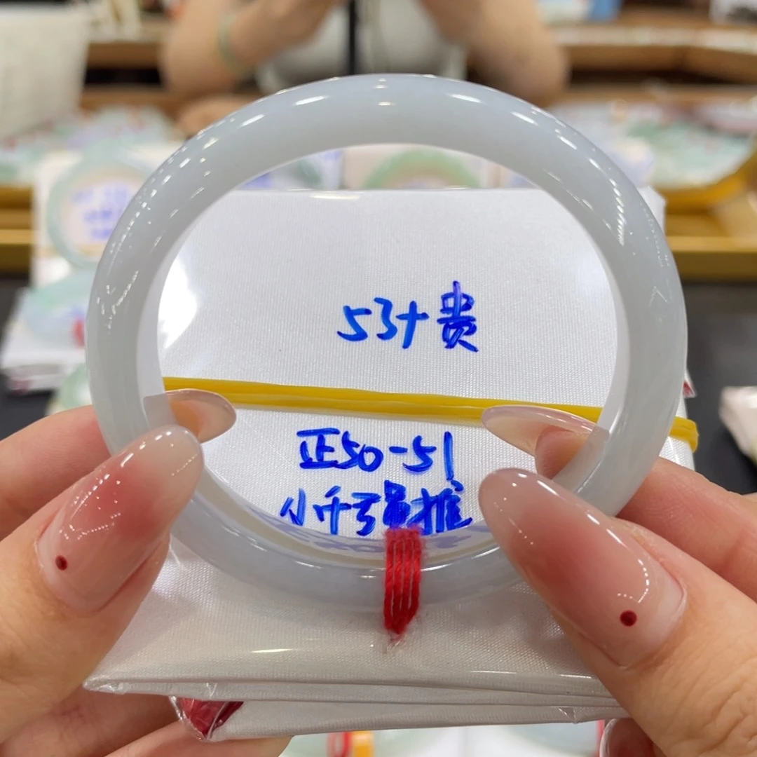 翡翠手镯未镶嵌翡翠