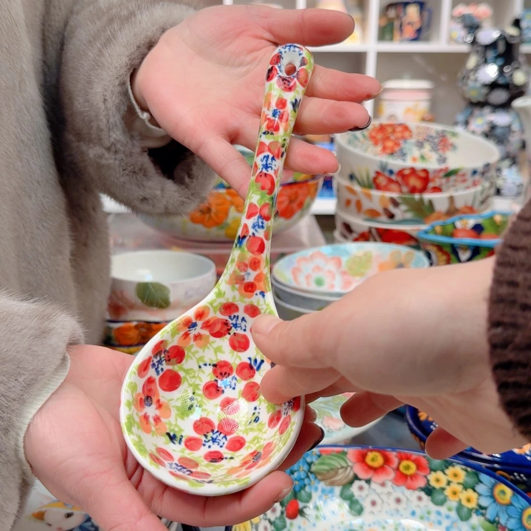 瓷粉黛大汤勺一只