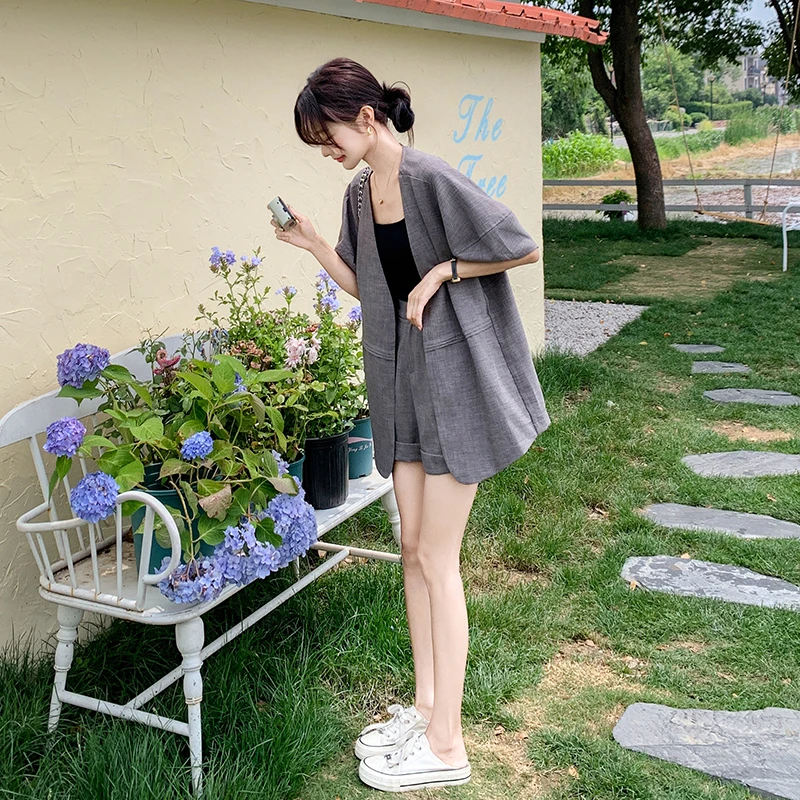 V领短袖西装套装女夏薄款2025超火又酷又飒高级感休闲短裤两件套