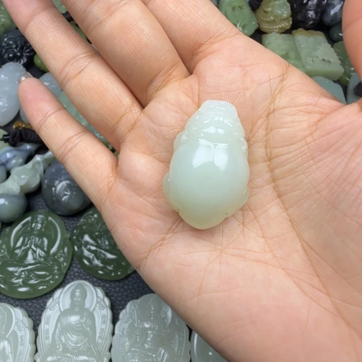 提***人和田玉未镶嵌颈饰
