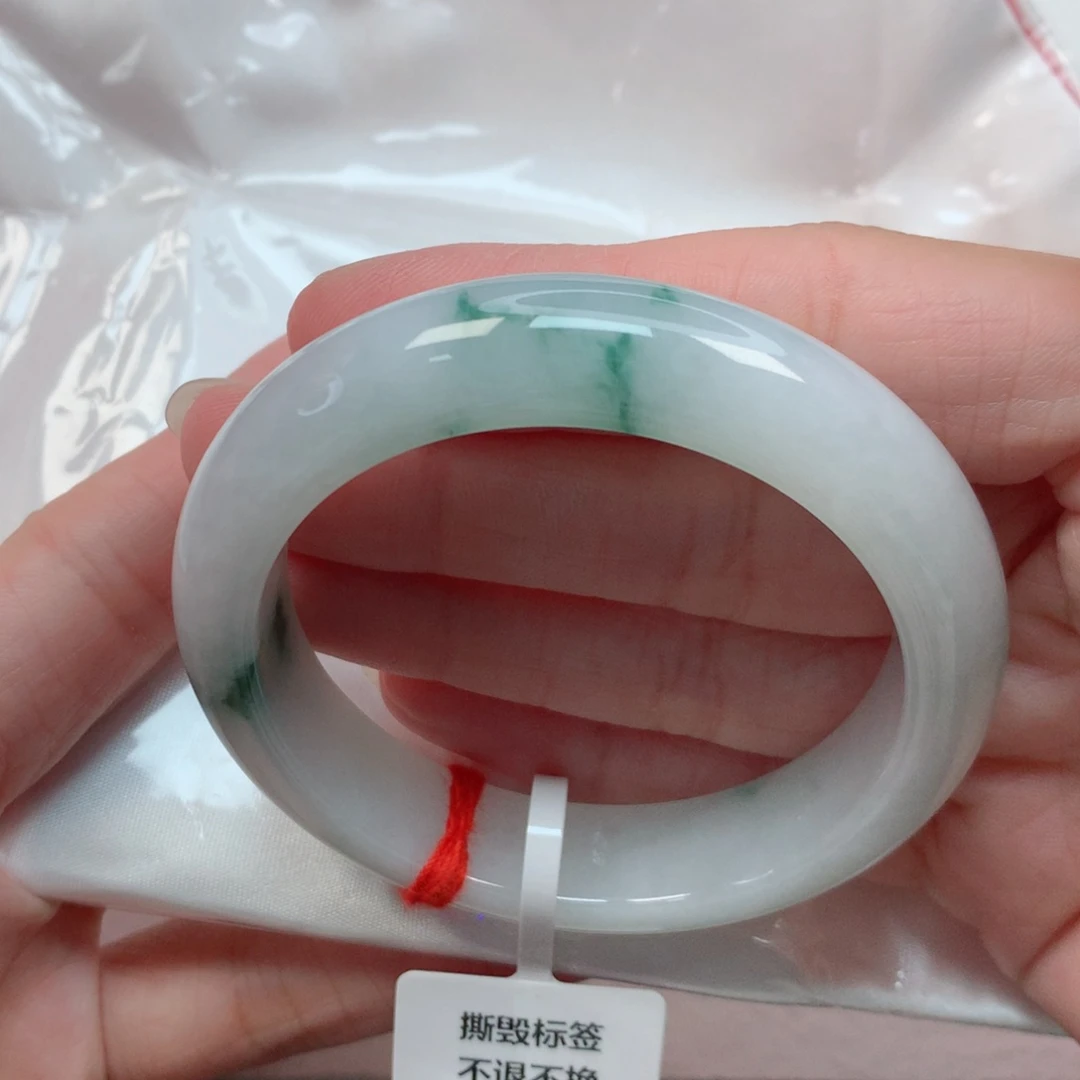 翡翠手镯未镶嵌50.7圈 白底飘绿花