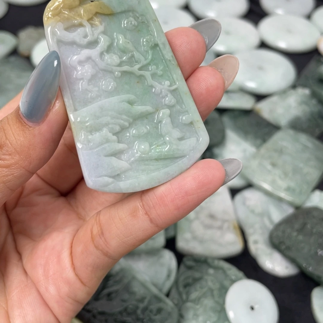 翡翠未镶嵌颈饰山水