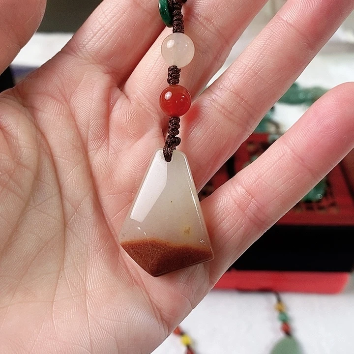 密玉（石英质玉）颈饰未镶嵌