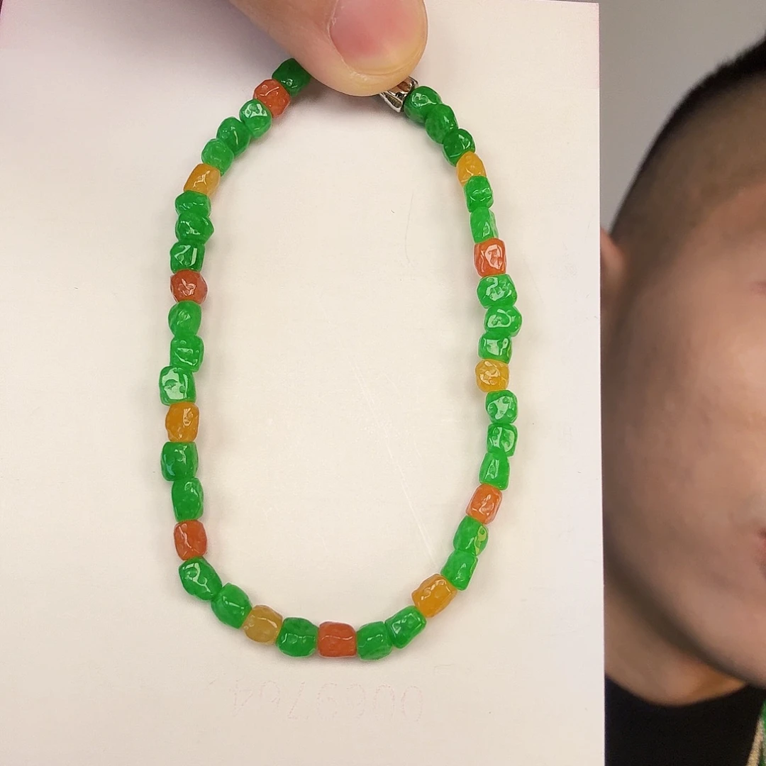 翡翠未镶嵌颈饰一件