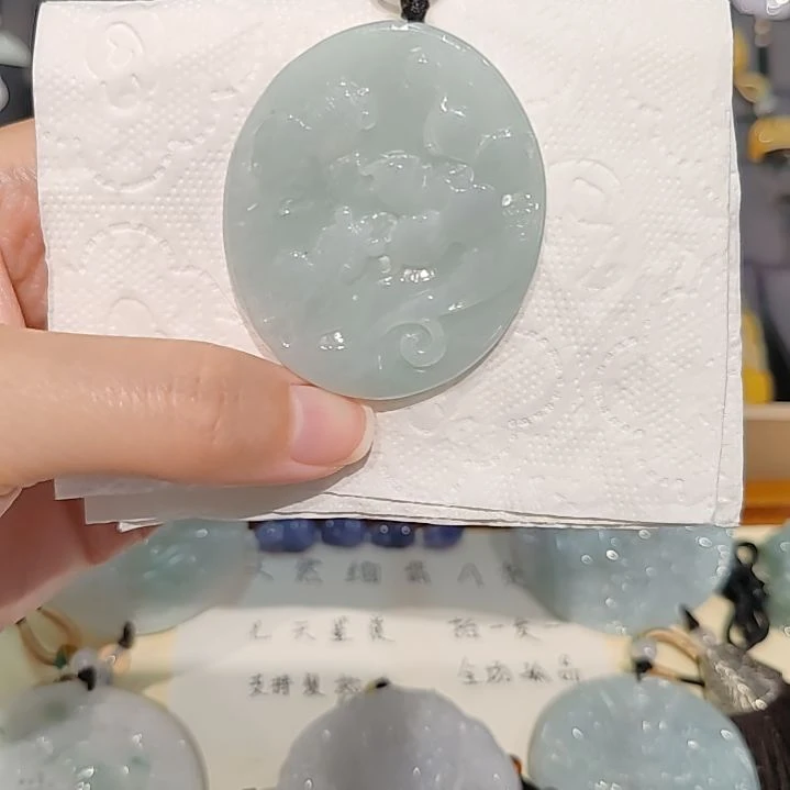 翡翠未镶嵌颈饰荷花鱼