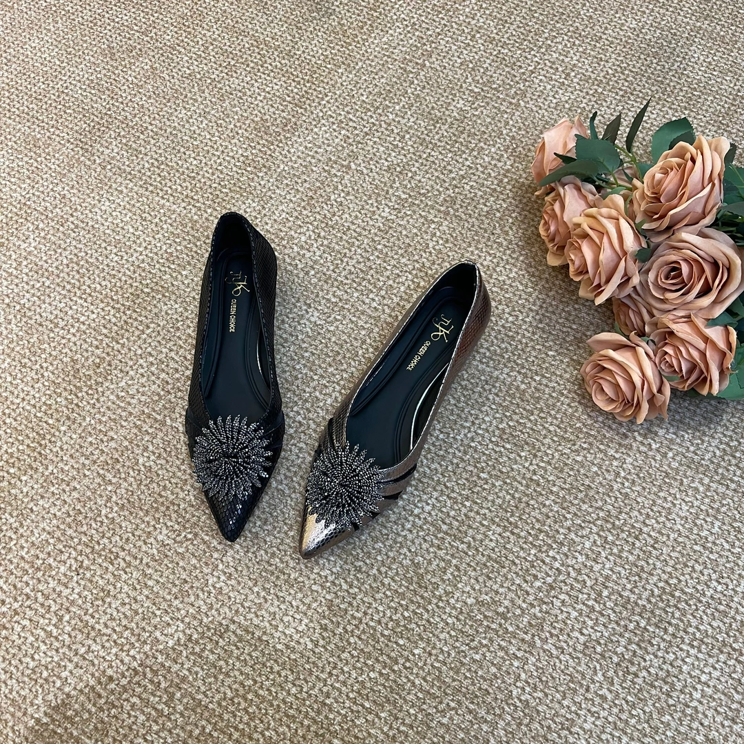 【Seepro】 2cm,2025春季新款太阳花真皮气质百搭时尚单鞋女 5079