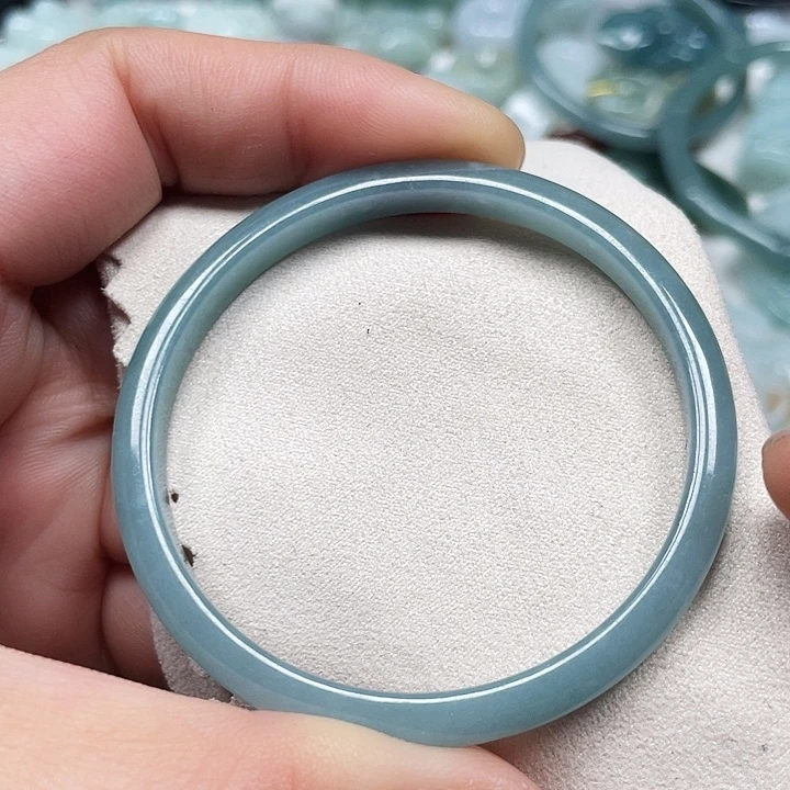 翡翠未镶嵌颈饰手镯