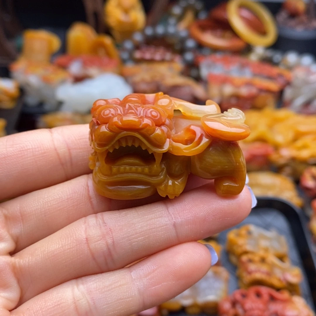 未镶嵌石英质玉（黄龙玉）颈饰