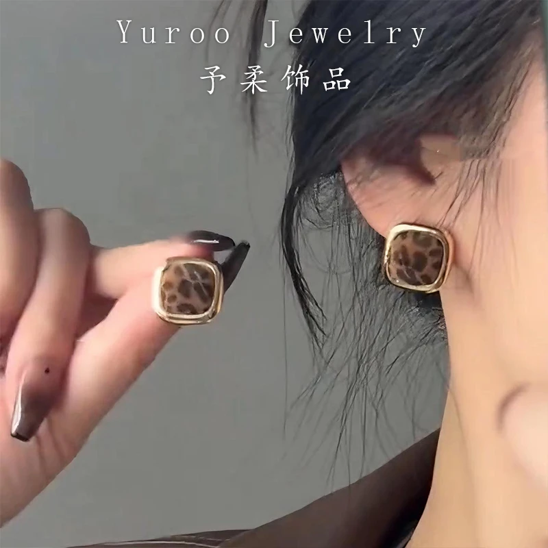 铜合金布艺耳饰 6912 简约风豹纹方块几何法式金色耳钉精致饰品