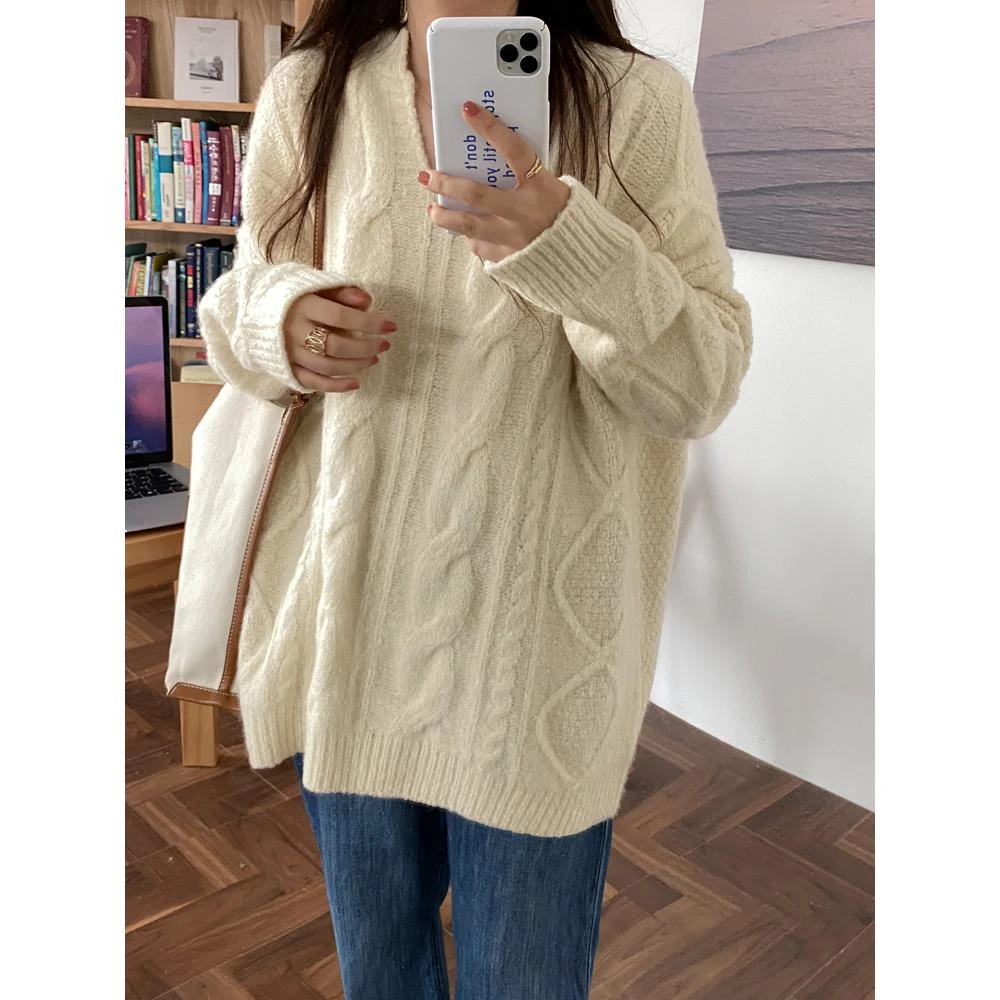 2025秋冬新款白色复古V领毛衣女慵懒风外穿软糯麻花宽松针织上衣