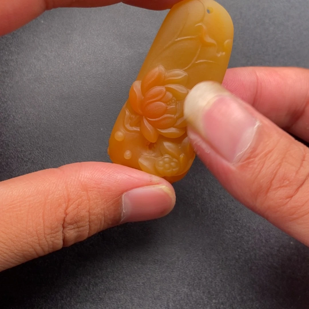 王***正石英质玉未镶嵌颈饰