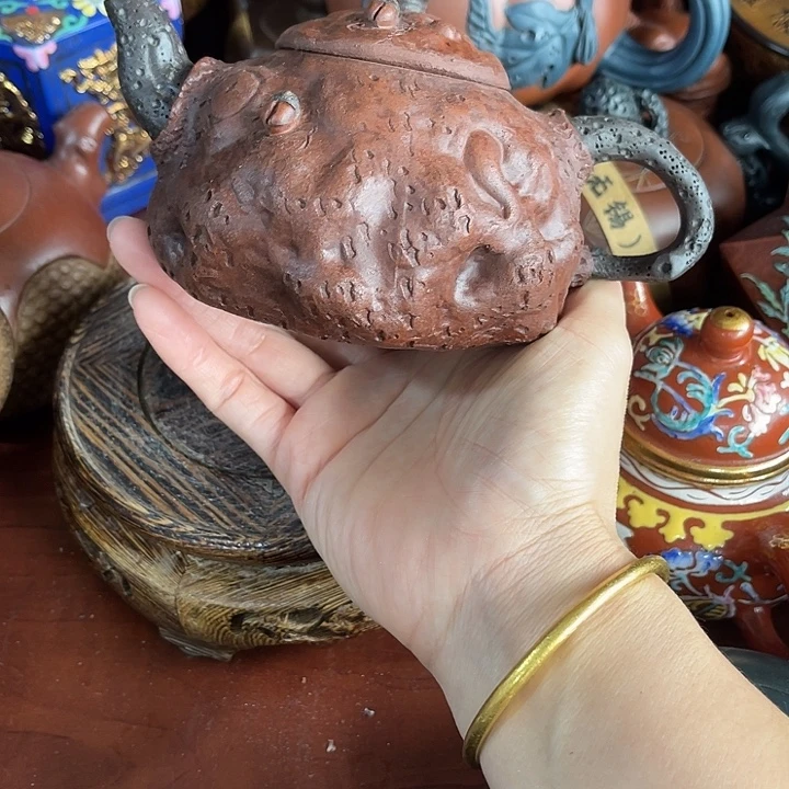 红泥茶壶原矿泥料手工制作的一把紫砂壶。