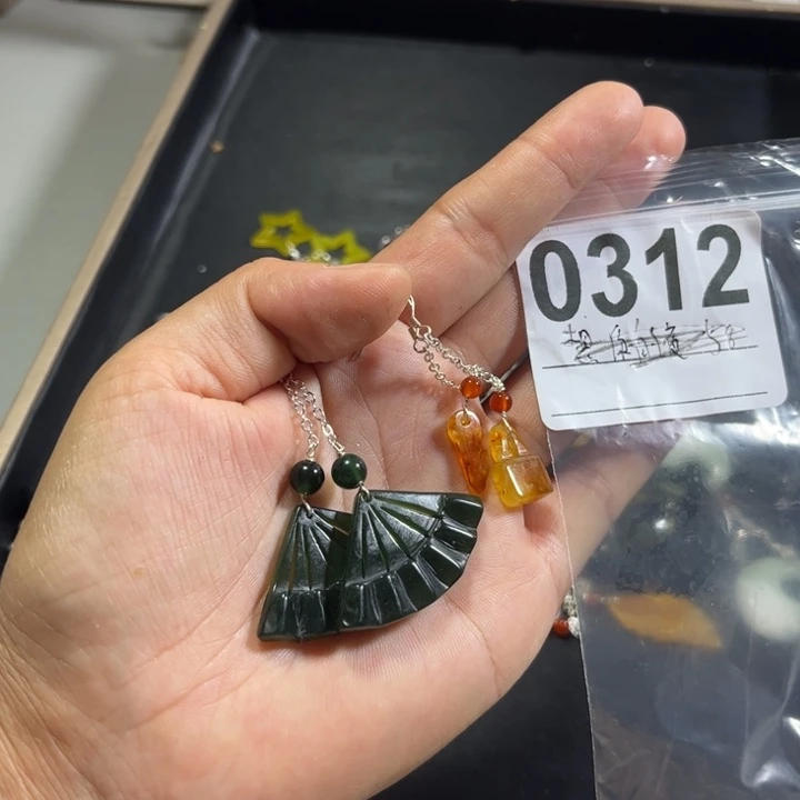 浴***生蛇纹石玉合金耳饰