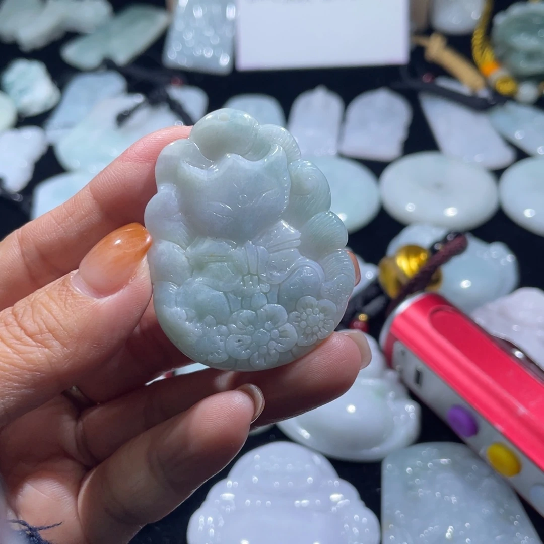 翡翠未镶嵌颈饰狐狸