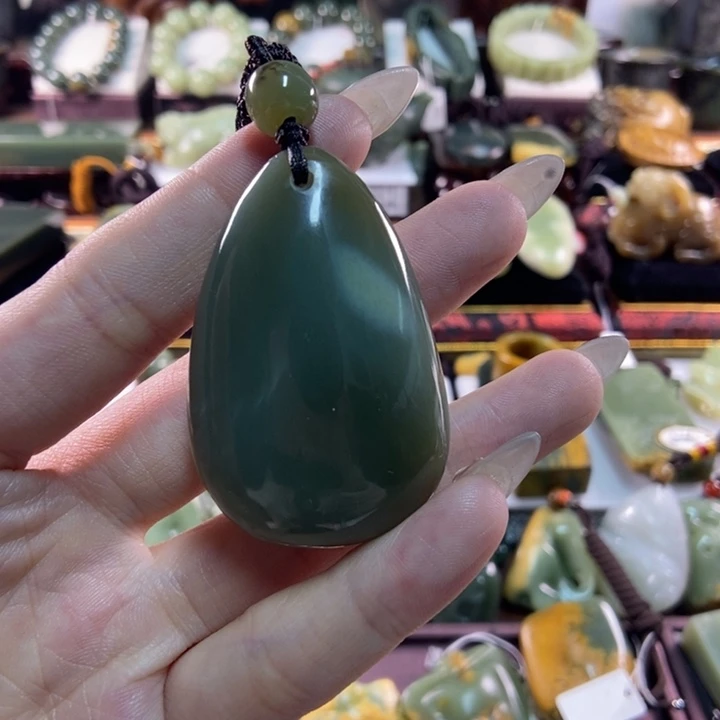 颈饰未镶嵌岫岩老玉（透闪石质玉）