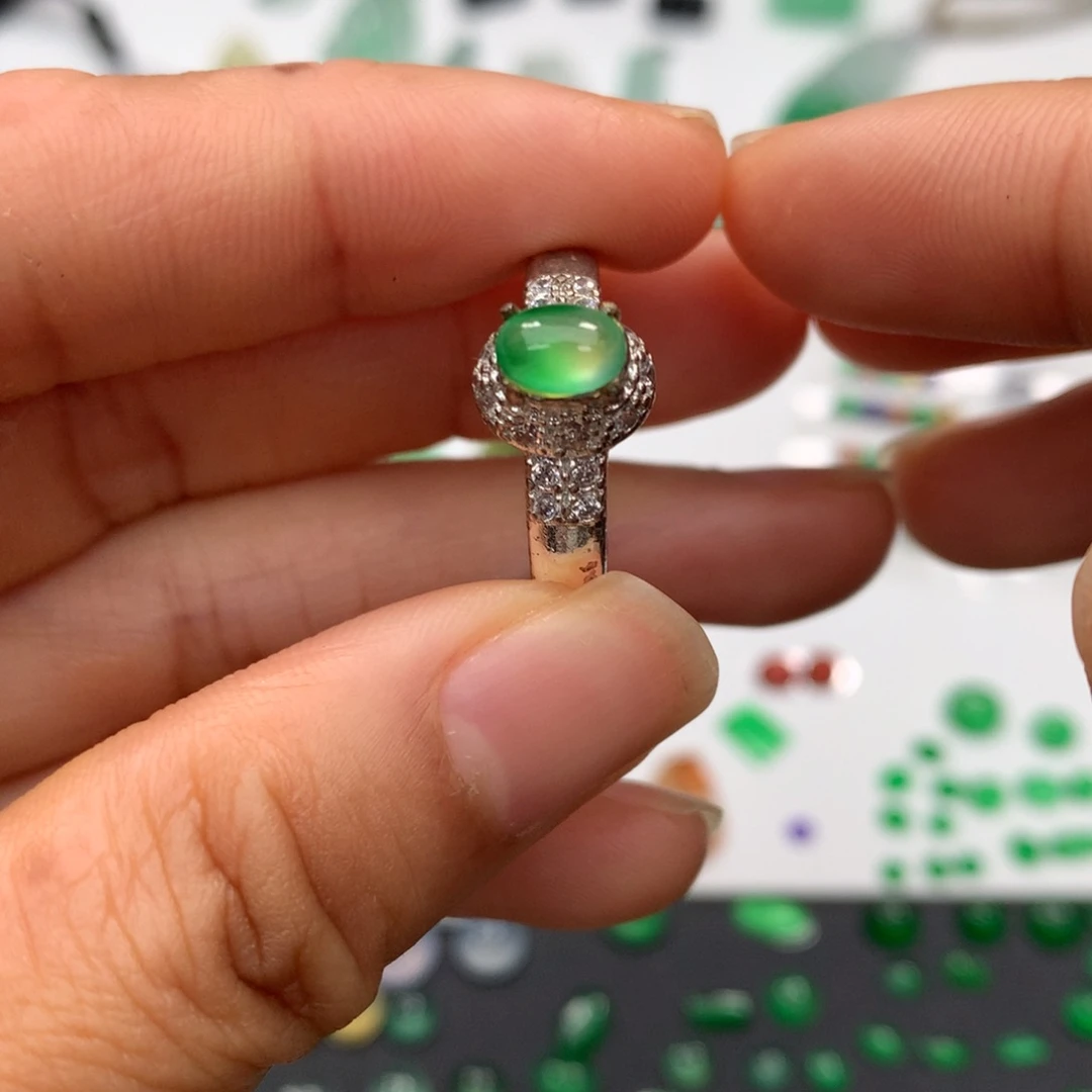 翡翠裸石高冰飘阳绿蛋面