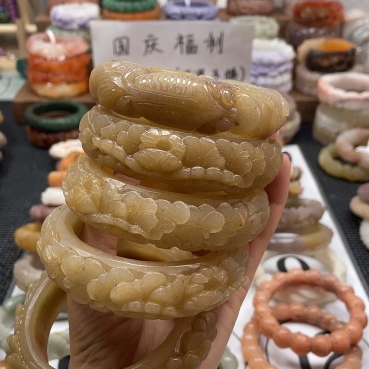 叶***子未镶嵌手镯石英质玉