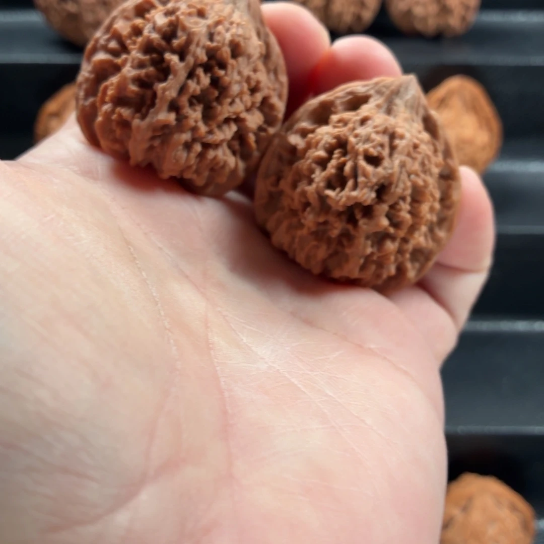 易***武把件桃核山地满天星39轻微水尖