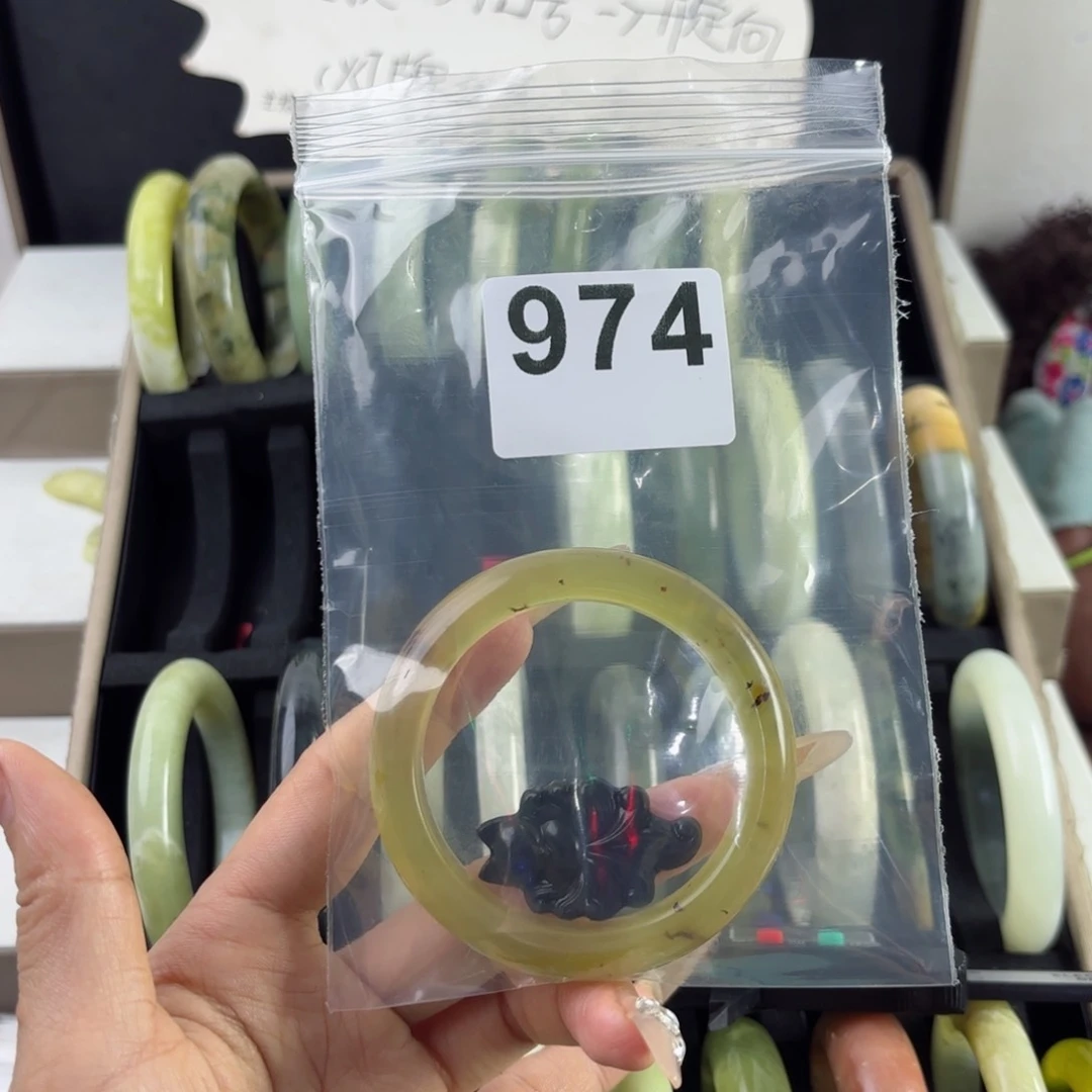 蛇纹石玉未镶嵌手镯小**?