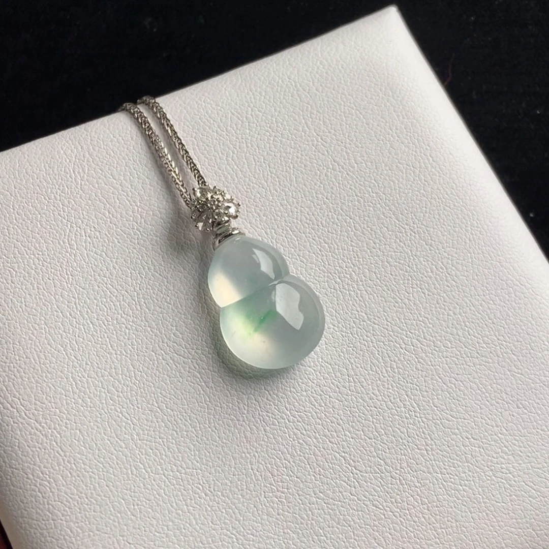 翡翠18K金镶嵌颈饰葫芦吊坠