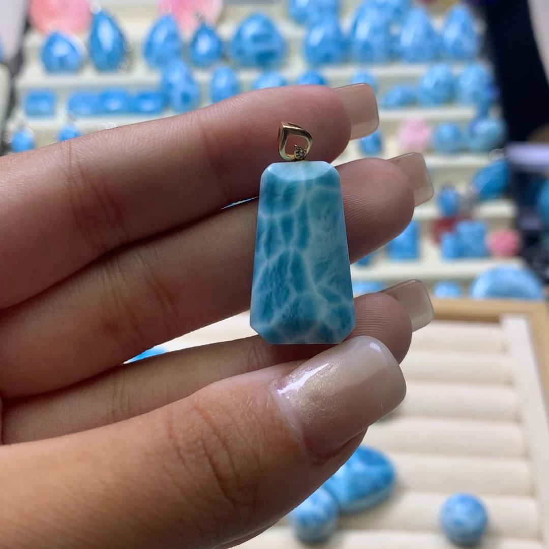 18K金镶嵌针钠钙石（海纹石）颈饰