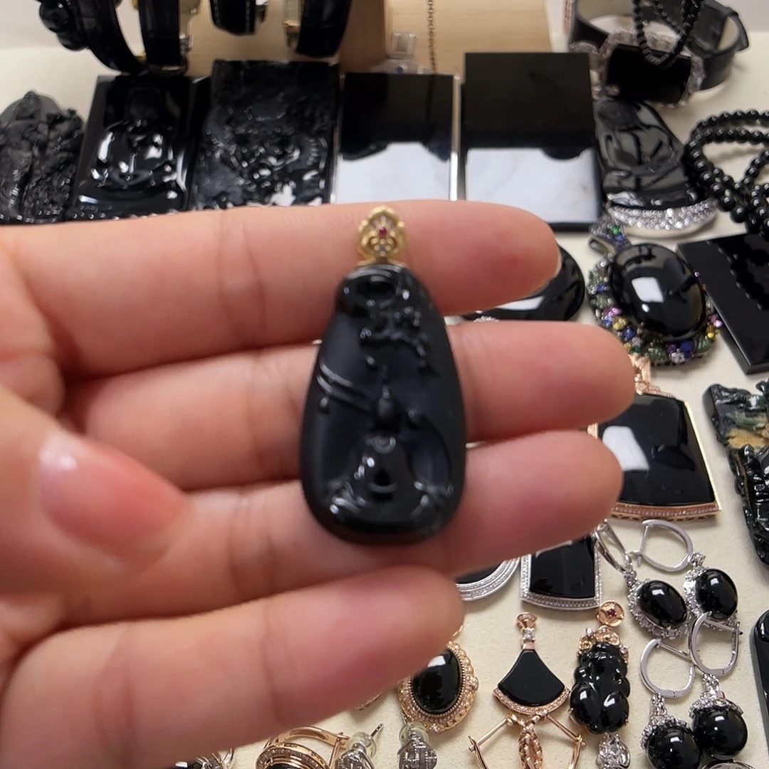 翡翠18K金镶嵌颈饰墨翠