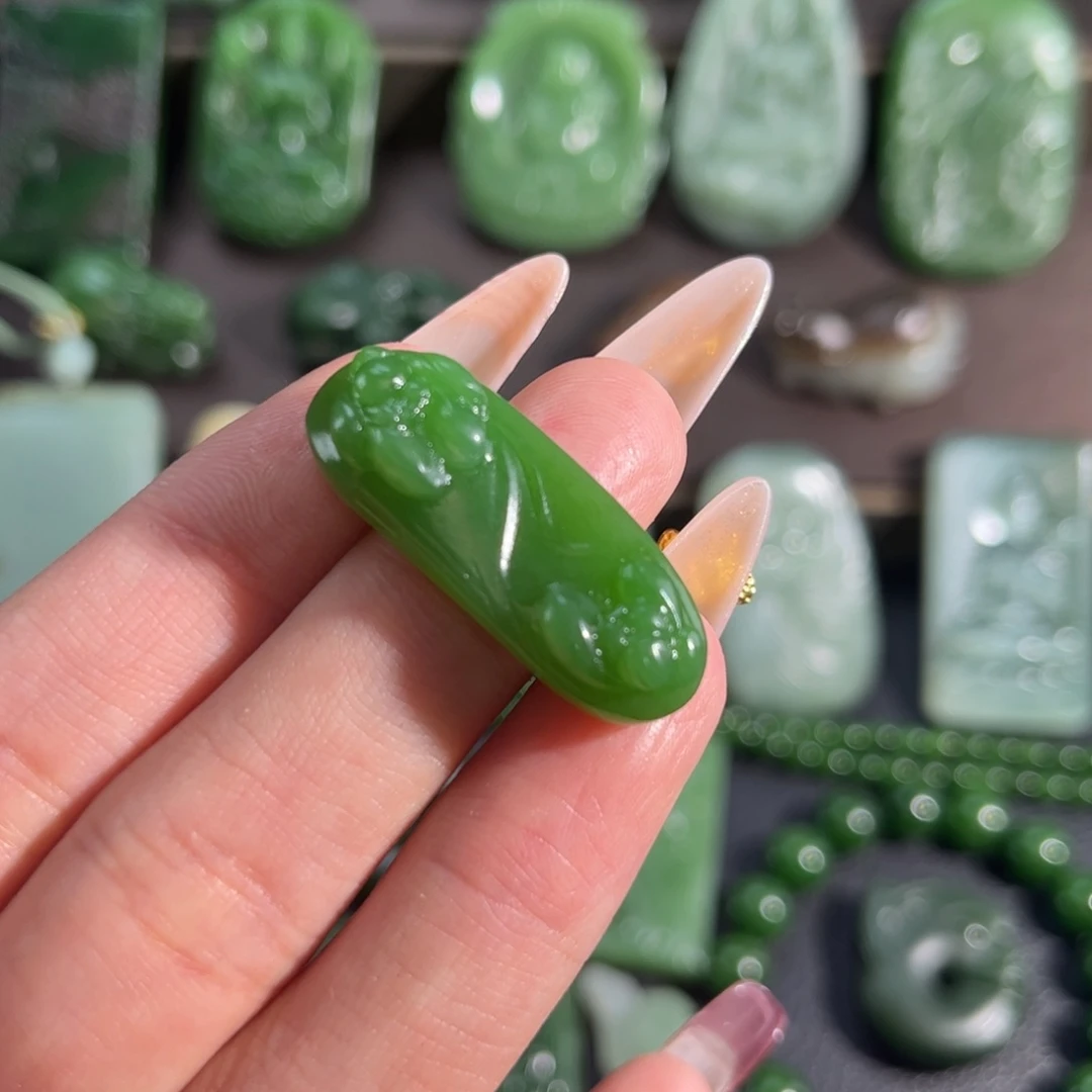 和田玉颈饰未镶嵌?****?辣绿定制