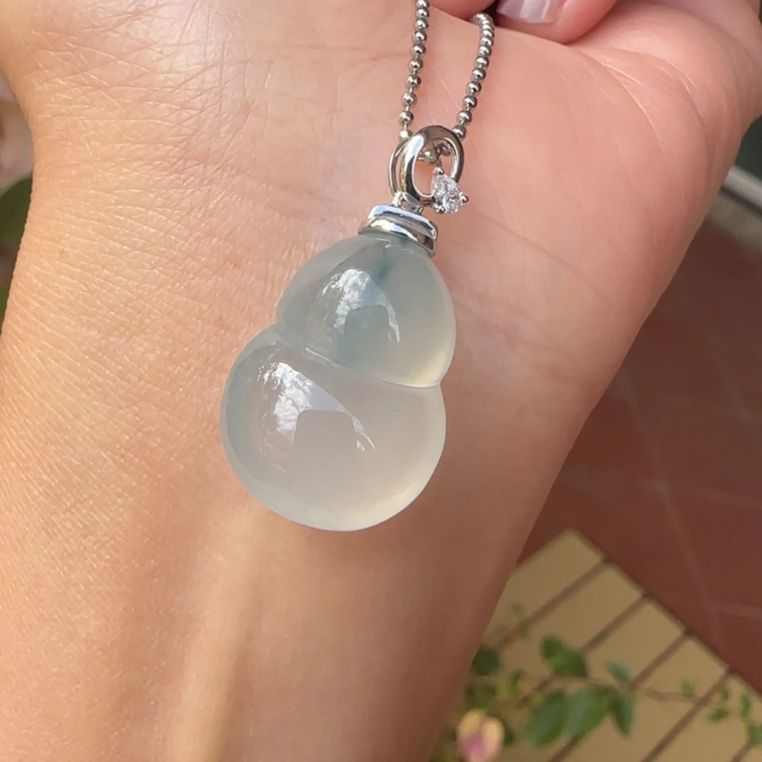 翡翠18K金镶嵌颈饰高冰飘花葫芦