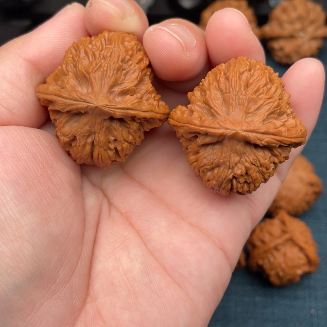 文玩核桃把件全品红皮南疆石38