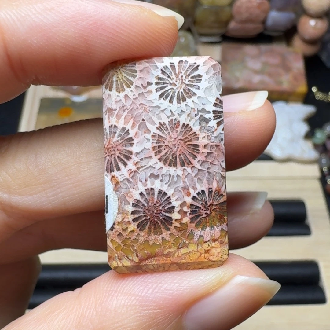 硅化玉未镶嵌彩瓷片大花，精致吊坠