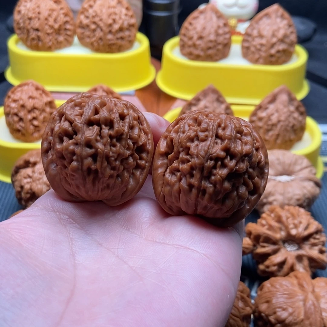 文玩核桃吊坠莲花