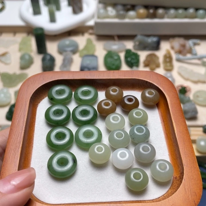 和田玉未镶嵌颈饰一个