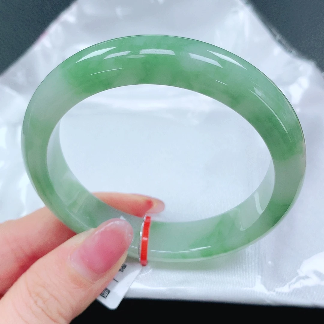 翡翠手镯未镶嵌56圈