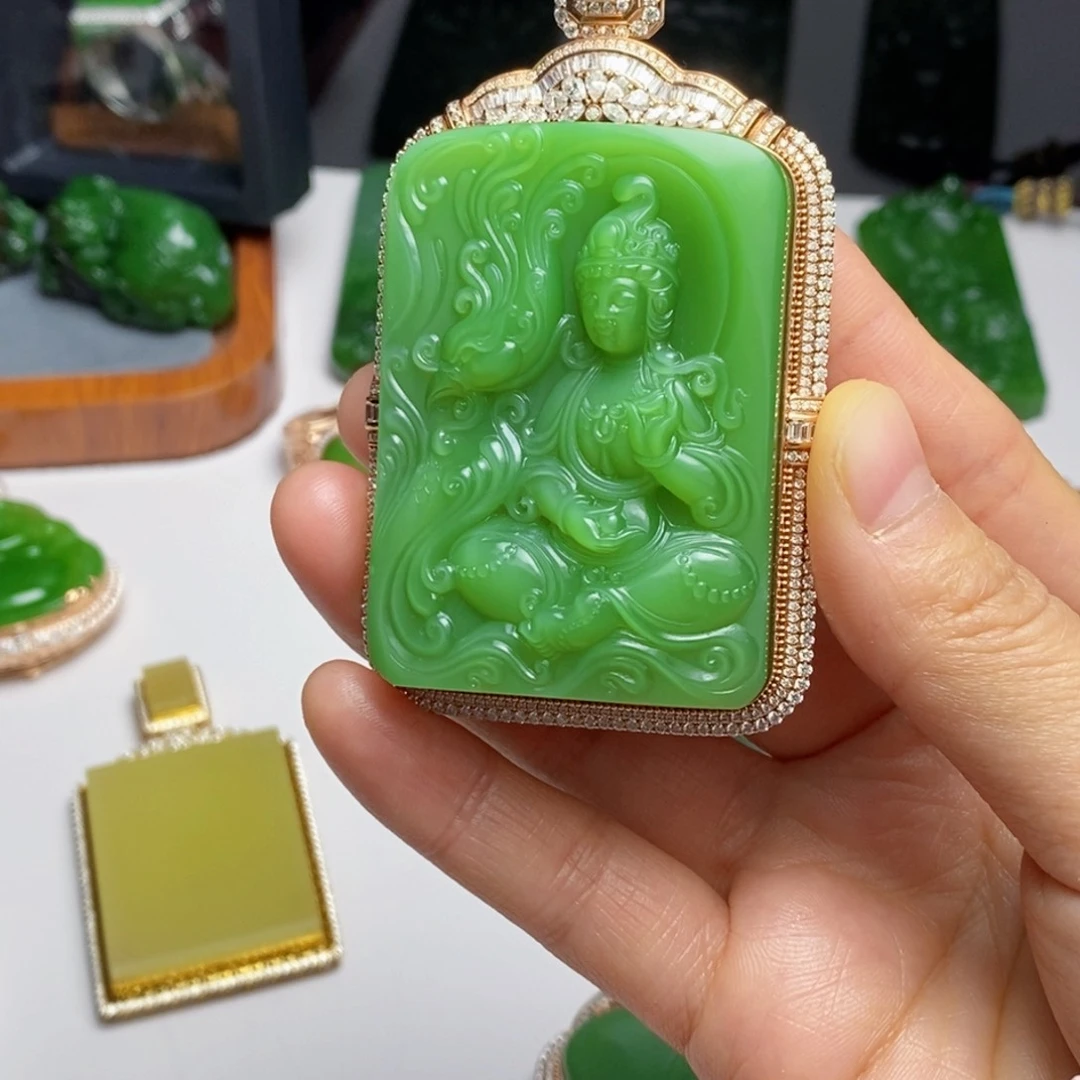 颈饰18K金镶嵌和田玉贵*庄