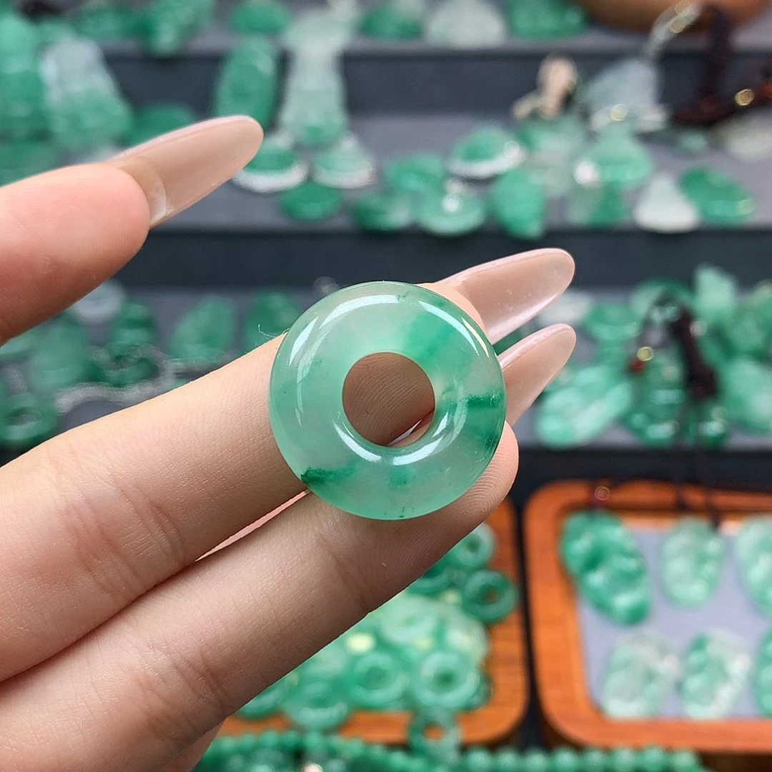 石英质玉（非洲翠）未镶嵌颈饰