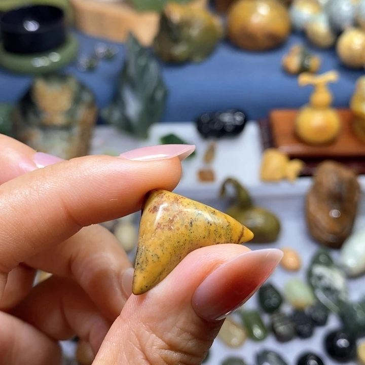 未镶嵌岫岩河磨玉（透闪石质玉）挂件