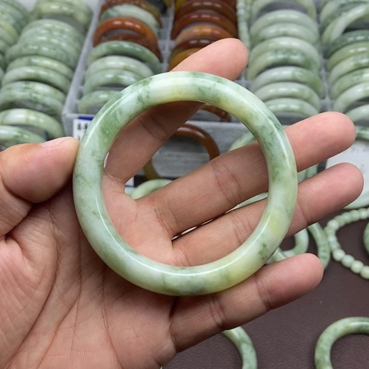 蛇纹石玉手镯未镶嵌至****