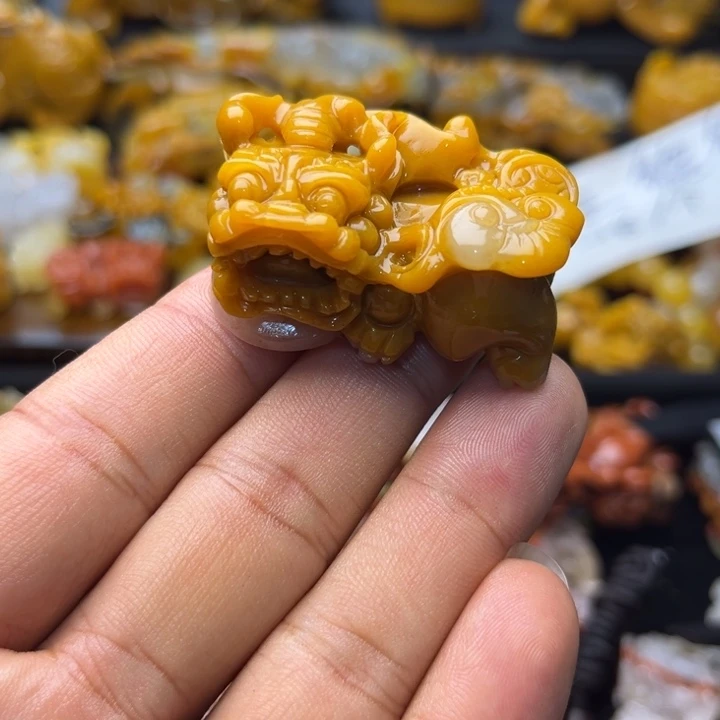 石英质玉（黄龙玉）未镶嵌颈饰