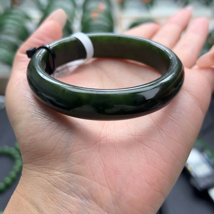 和田玉（碧玉）未镶嵌手镯