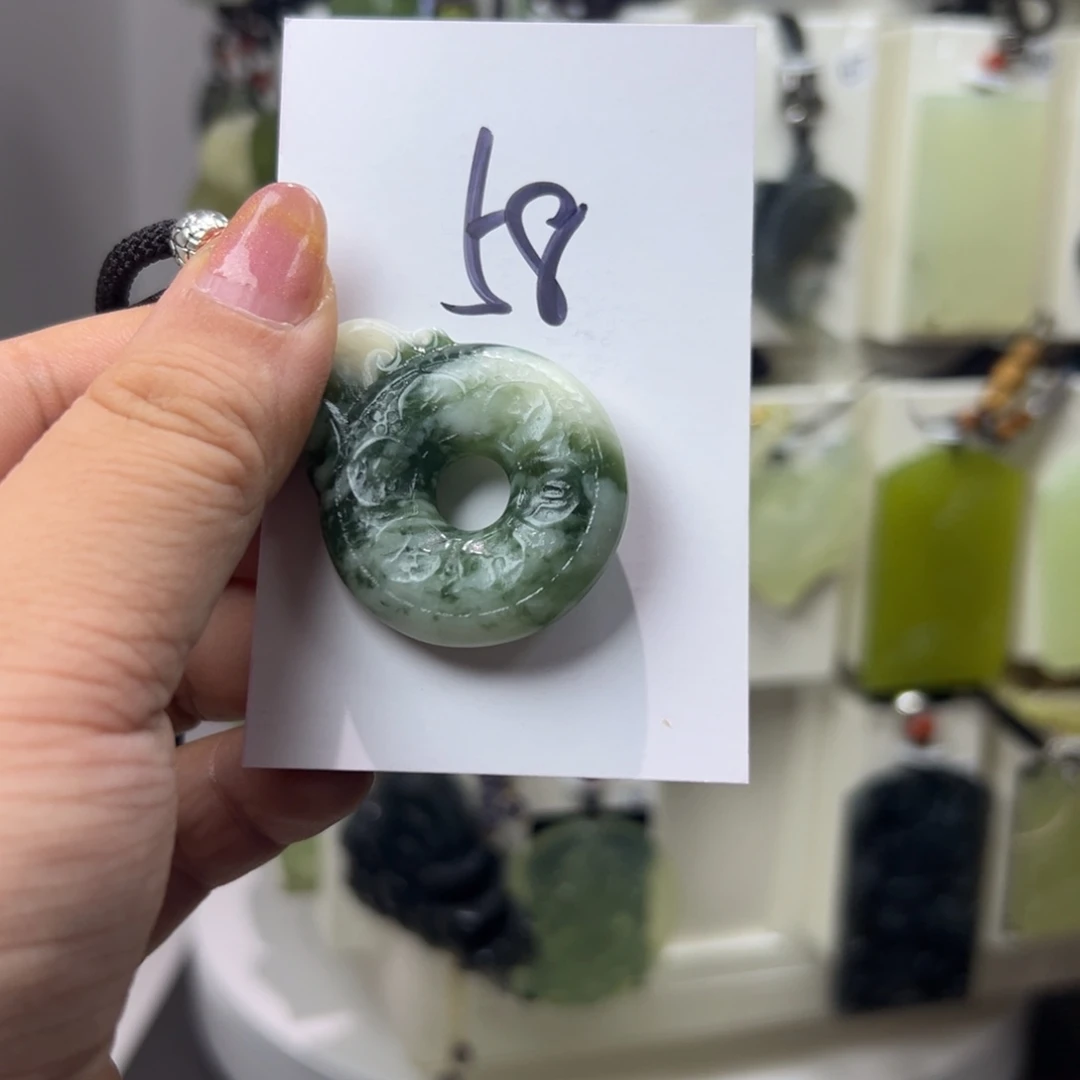 E***G蛇纹石玉足铂镶嵌颈饰