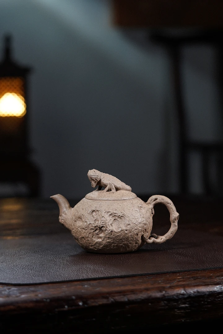 蜥蜴供春壶 作者 谢门半斗米  黄龙山原矿手工茶具紫砂泡茶壶
