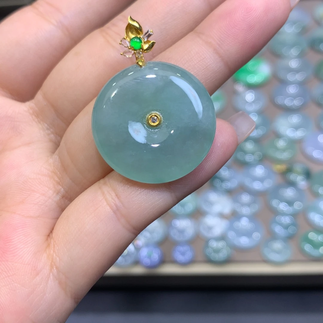 翡翠18K金镶嵌颈饰平安扣