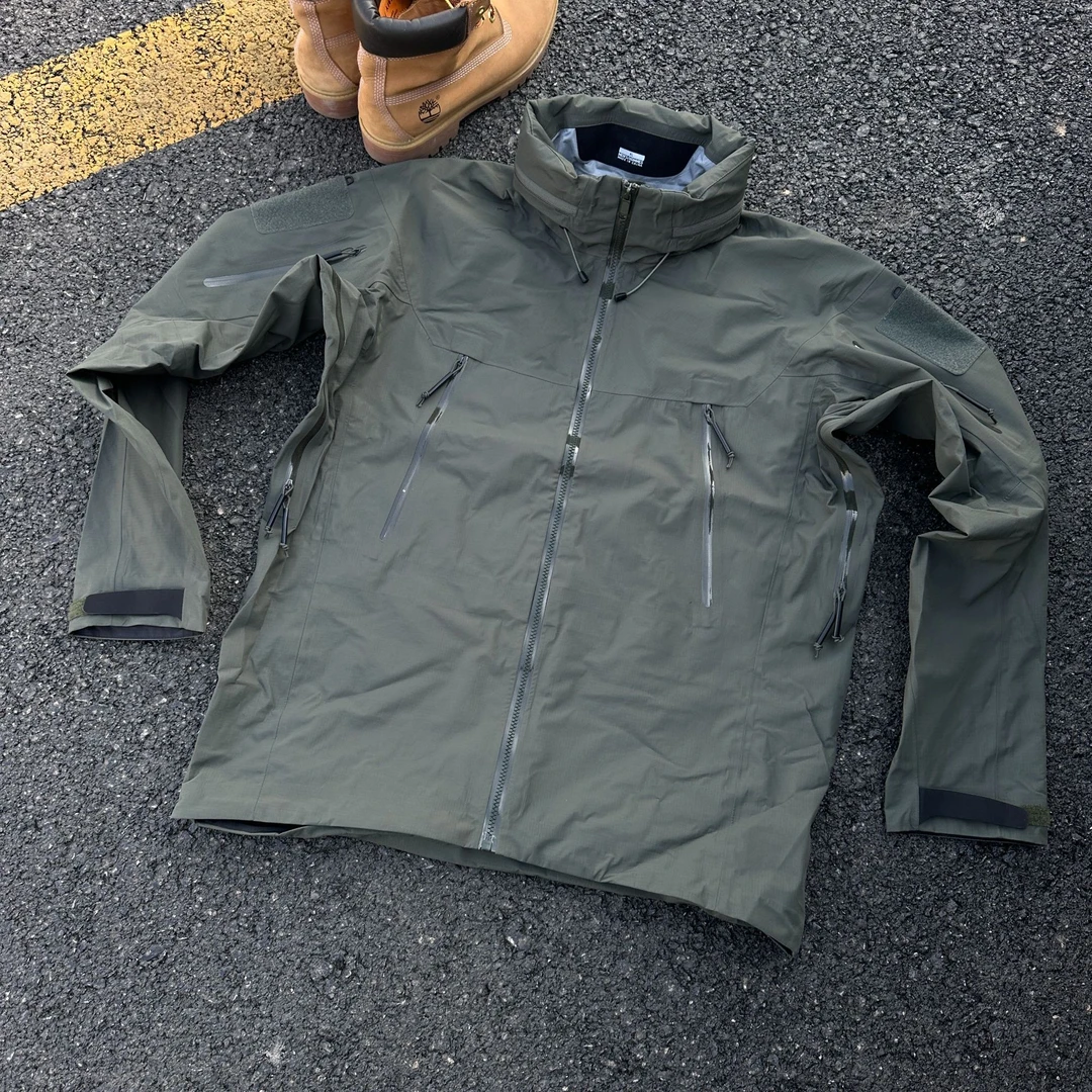 户外运动硬壳男防风防水轻薄登山春秋连帽冲锋衣外套 男款秋冬