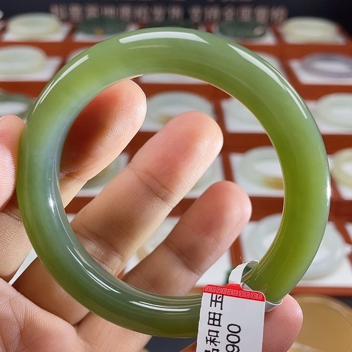 和田玉手镯未镶嵌湖水绿