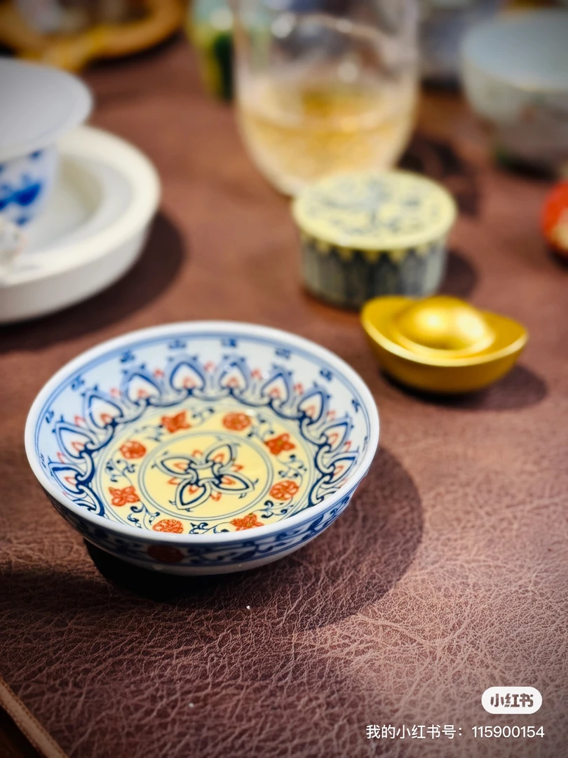 青花釉里红宝相盖碗