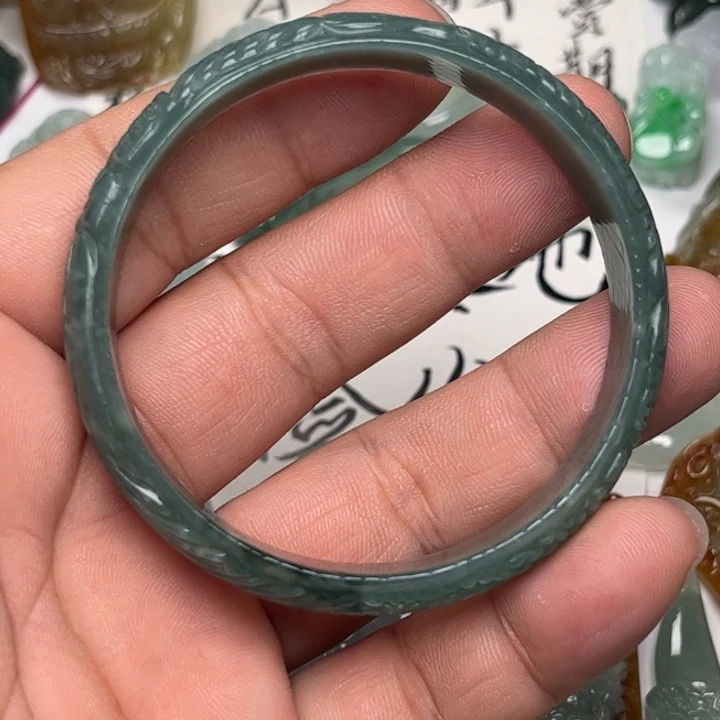 翡翠未镶嵌颈饰手镯