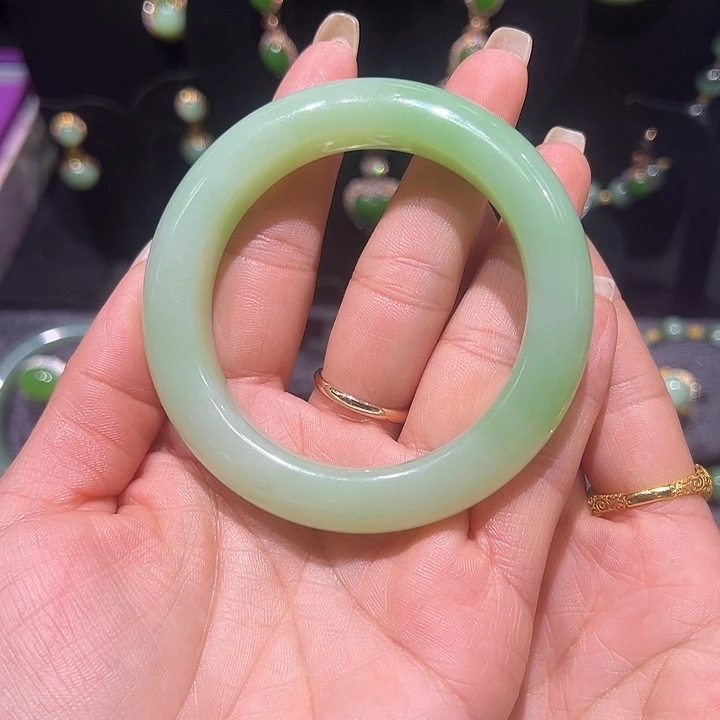 米***多和田玉未镶嵌手镯